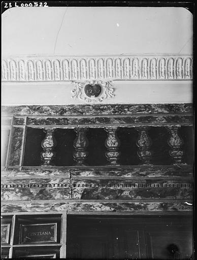 Pharmacie, détail : balustrade en bois sculpté