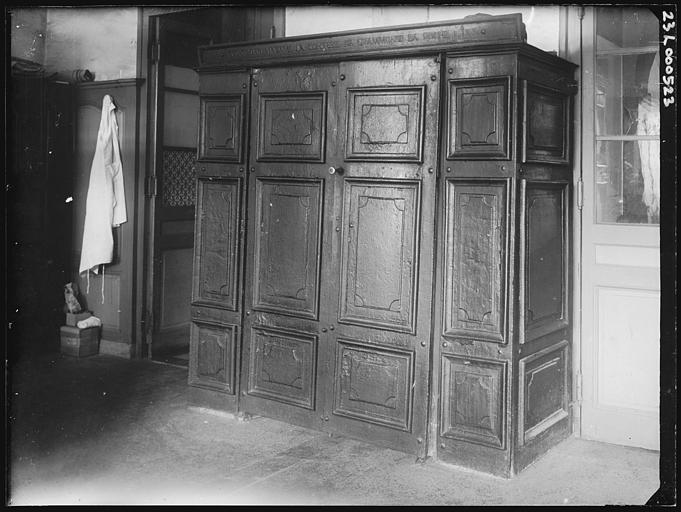 Cuisine : armoire en fer avec inscription