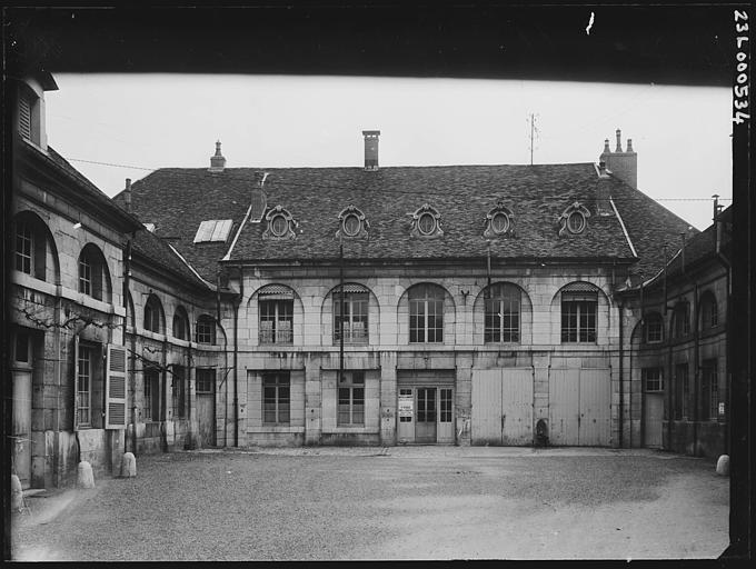 Aile sur cour : façade