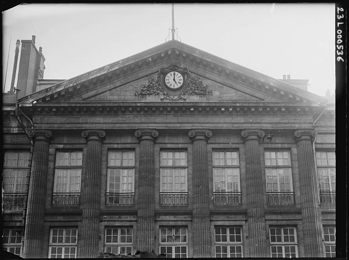 Façade sur cour : fronton