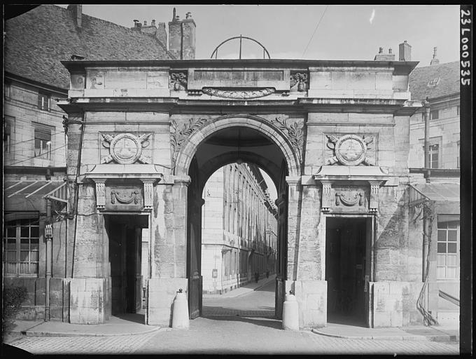 Porche d'entrée vu de la cour vers la rue