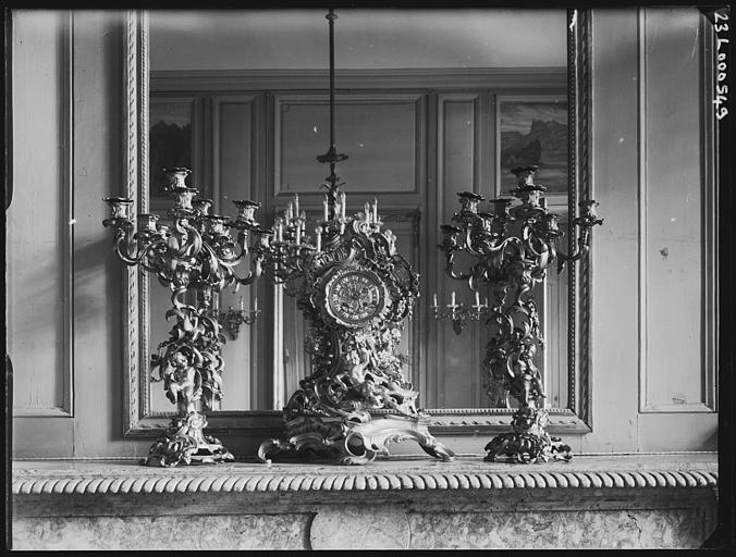 Petite salle au rez-de-chaussée : garniture de cheminée (pendule et paire de chandeliers)