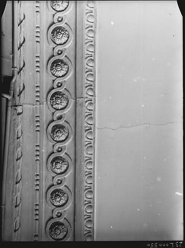 Petite salle au rez-de-chaussée : détail des moulures du plafond