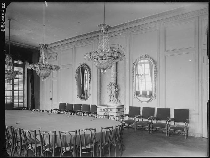 Salle de Moustier, vue d'ensemble vers le poële