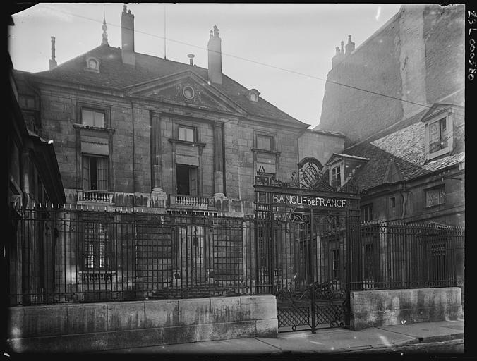 Portail sur rue, grille et façade principale