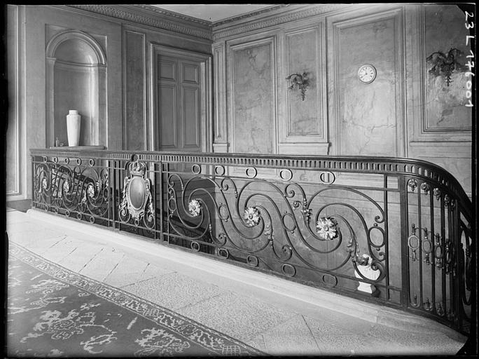 Intérieur : rampe d'escalier en fer forgé