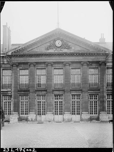 Façade : colonnes ioniques et fronton