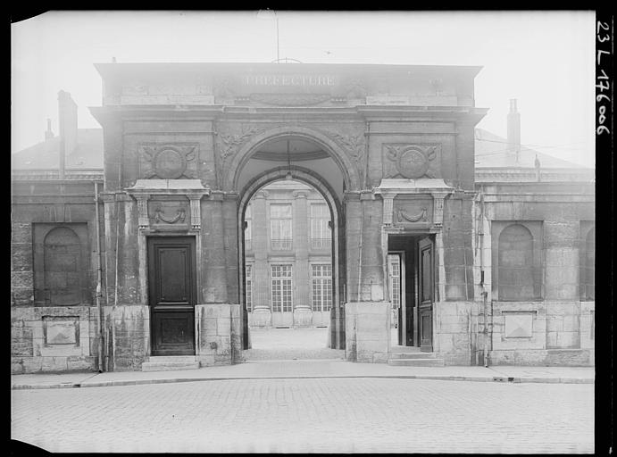 Porche d'entrée en arc de triomphe