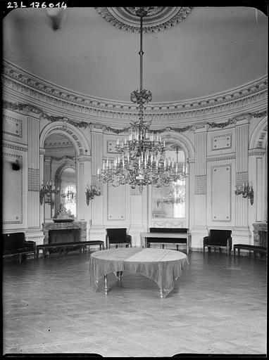 Salon circulaire lambrissé avec lustre central