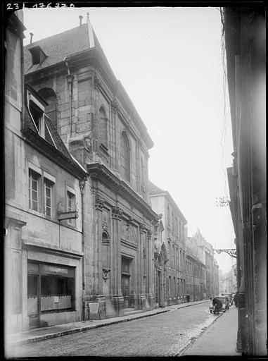 Chapelle : façade, vue diagonale