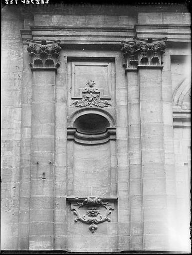 Chapelle, détail de la façade : niche à gauche du portail