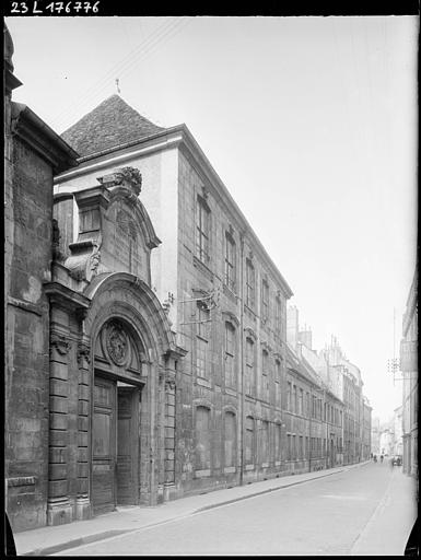 Portail et façade, vue diagonale