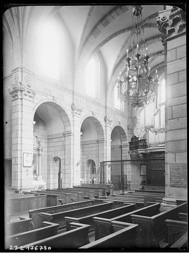 Chapelle, intérieur : vue vers les chapelles latérales et les grandes orgues