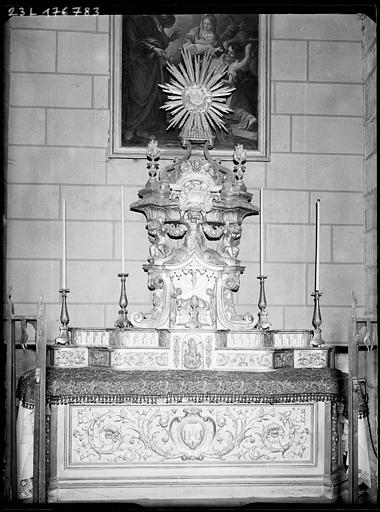 Chapelle, intérieur : autel en bois doré