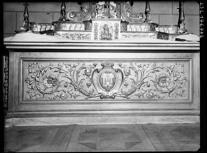 Chapelle, intérieur : soubassement de l'autel