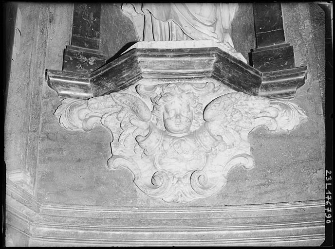 Chapelle, intérieur : console sculptée d'une tête d'ange ailée