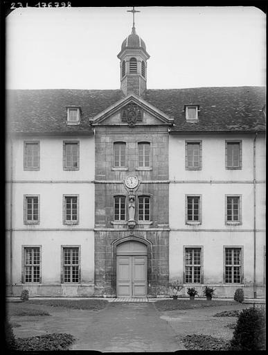 Cour intérieure : détail de façade