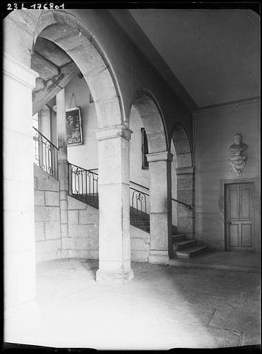 Intérieur : rez-de-chaussée et escalier principal