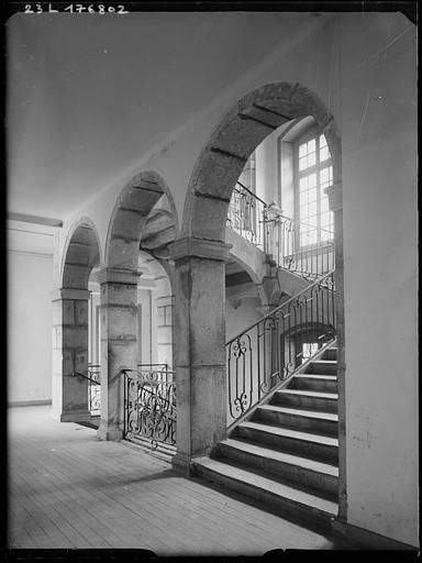 Intérieur : palier et escalier principal