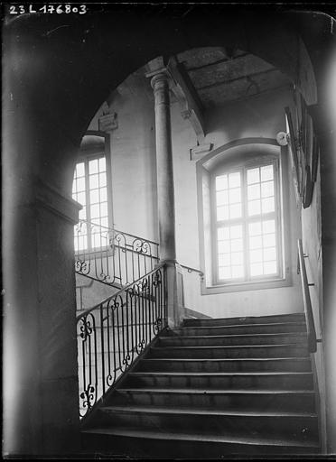 Intérieur : escalier principal vu en contreplongée