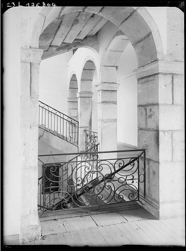 Intérieur : escalier principal vu d'un étage