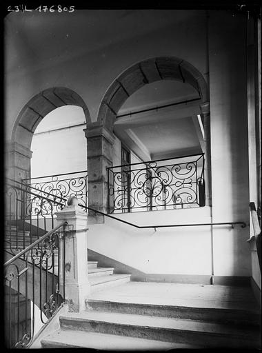 Intérieur : escalier principal et palier vus en contreplongée