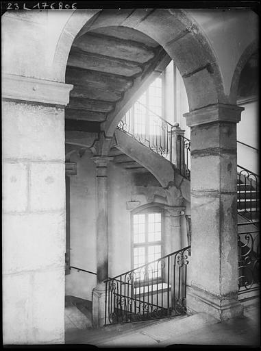 Intérieur : escalier principal