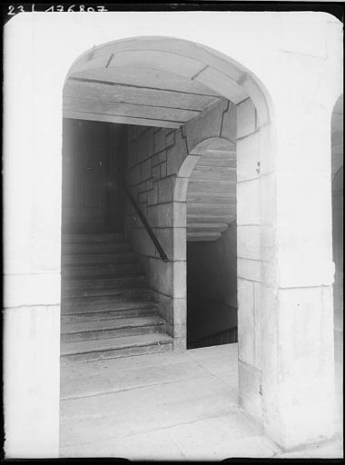 Intérieur : départ d'un petit escalier