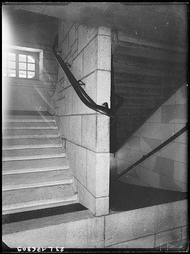 Intérieur : petit escalier et palier du premier étage