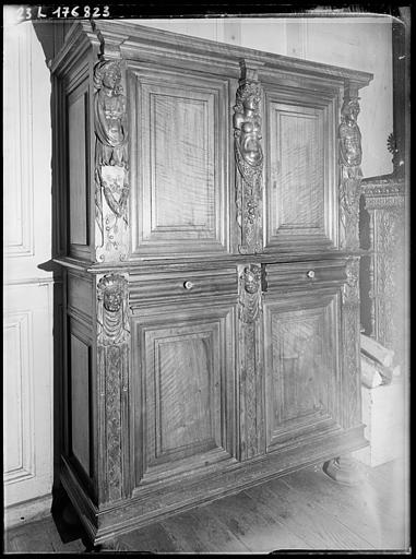 Buffet en bois sculpté de cariatides et de têtes, vue diagonale