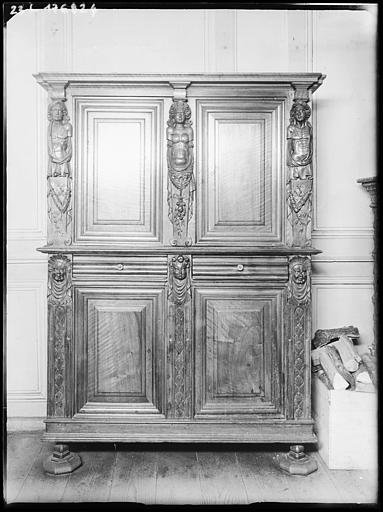 Buffet en bois sculpté de cariatides et de têtes, vue de face