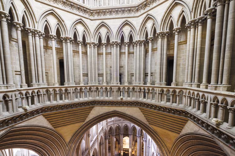 Lanterne de la croisée du transept, vue générale vers la porte du comble du choeur