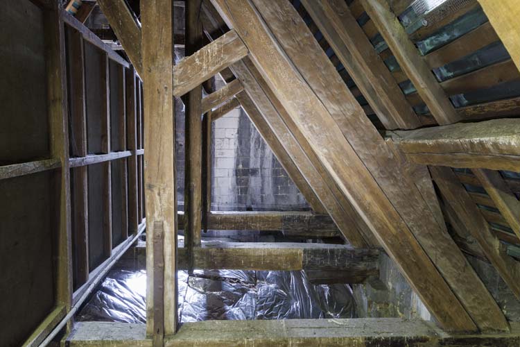 Comble nord, vue vers la croisée du transept, à droite du couloir