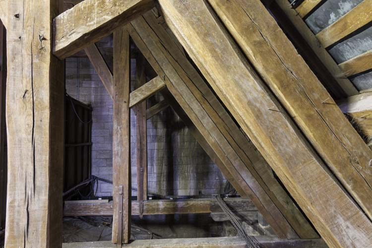 Comble nord, vue vers la croisée du transept, à droite du couloir