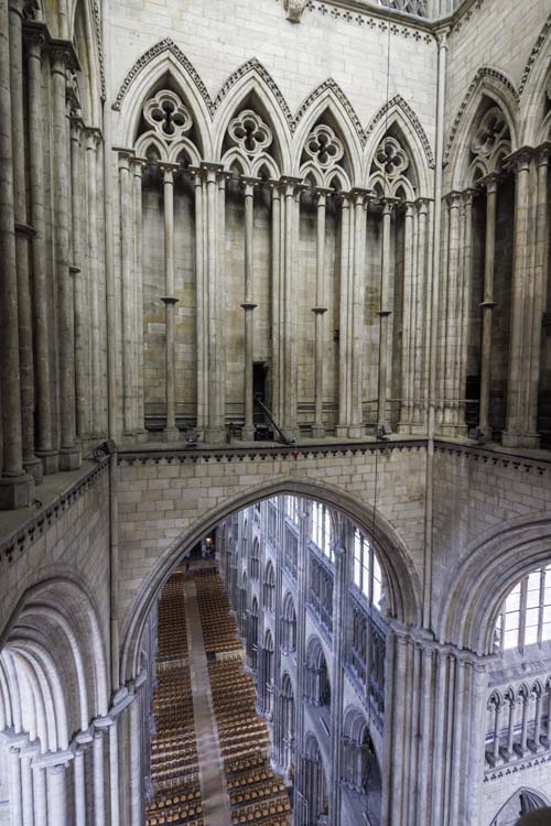 La lanterne de la croisée du transept vers la porte du comble de la nef