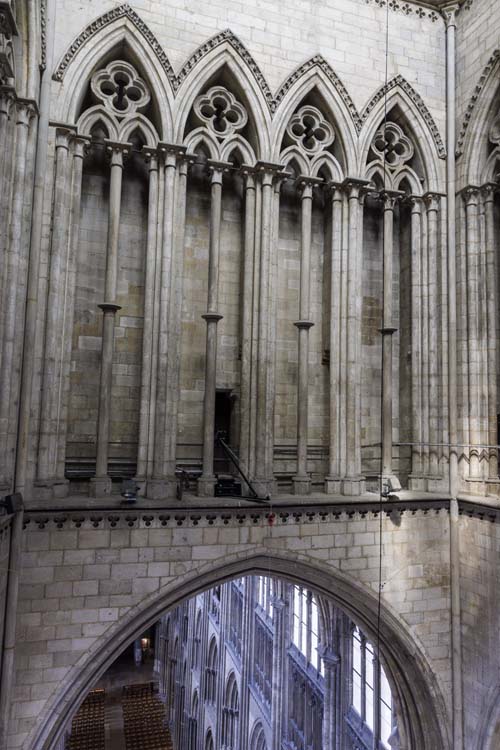 La lanterne de la croisée du transept vers la porte du comble de la nef