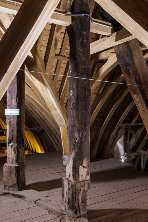 Comble de la croisée du transept, détail d’une poutre de remploi