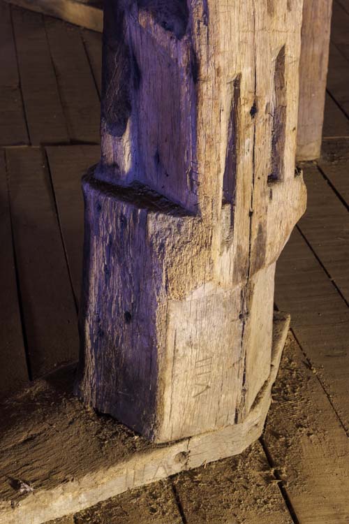 Comble de la croisée du transept, détail d’une poutre