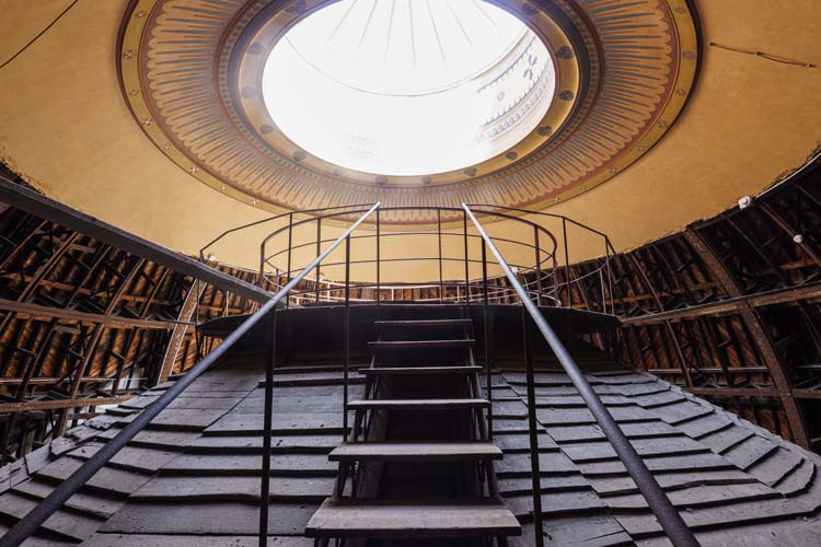 Escalier menant au sommet de la coupole de la croisée du transept