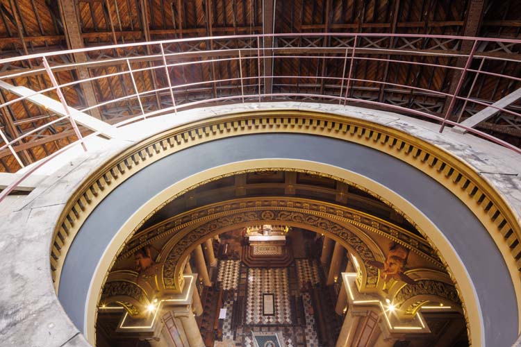 Vue plongeante sur le choeur depuis l’oculus de la coupole de la croisée du transept