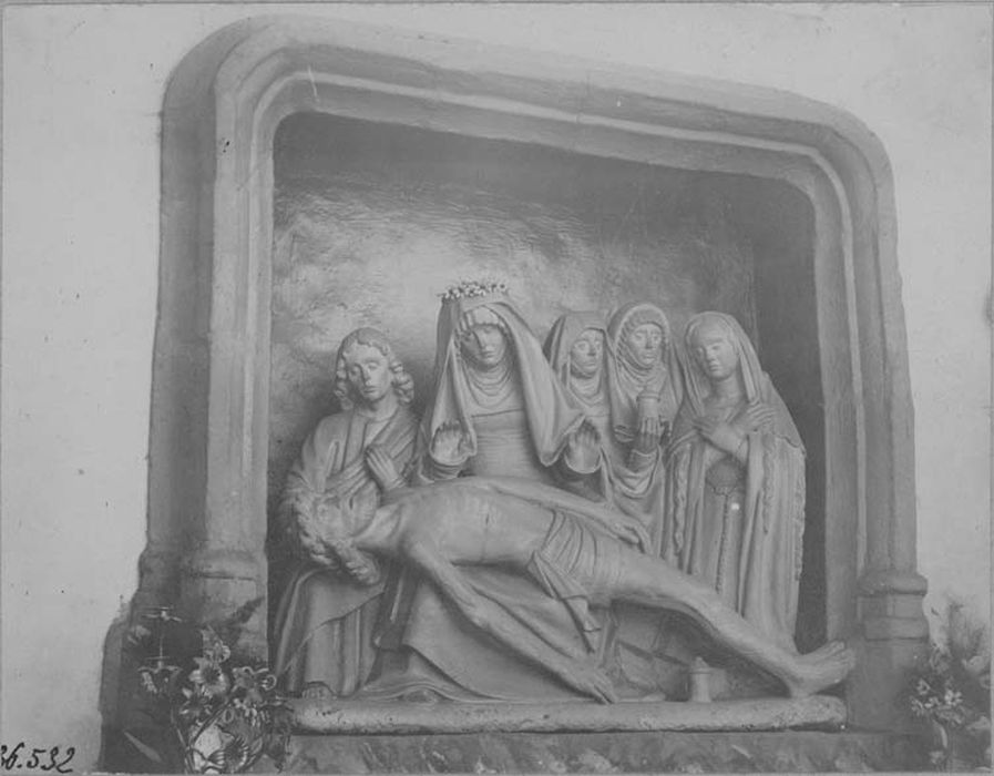 groupe sculpté : la Vierge de Pitié entourée des Saintes Femmes et de saint Jean, vue générale