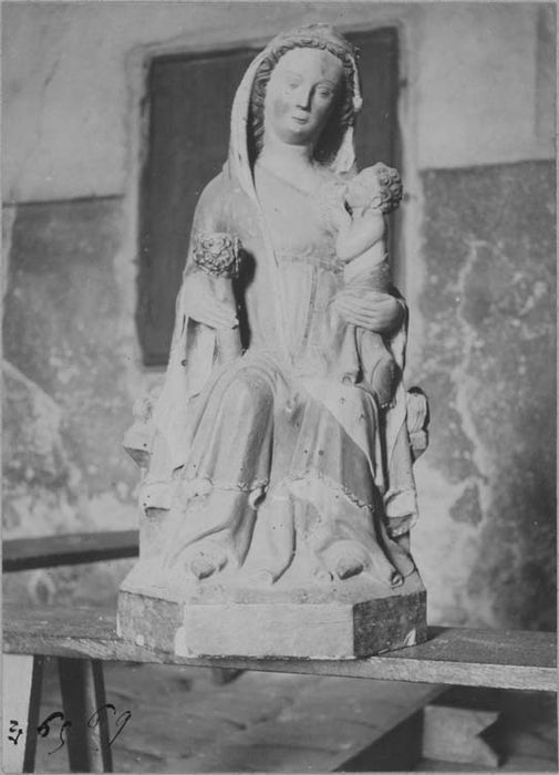 statue : Vierge à l'Enfant allaitant, vue générale