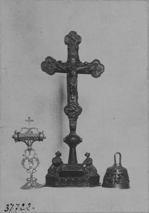 croix-reliquaire à socle reliquaire, clochette d’autel, reliquaire-monstrance (reliquaire pédiculé à monstrance cylindrique horizontale) de saint Roch (et de saint Gilbert ?), vue générale