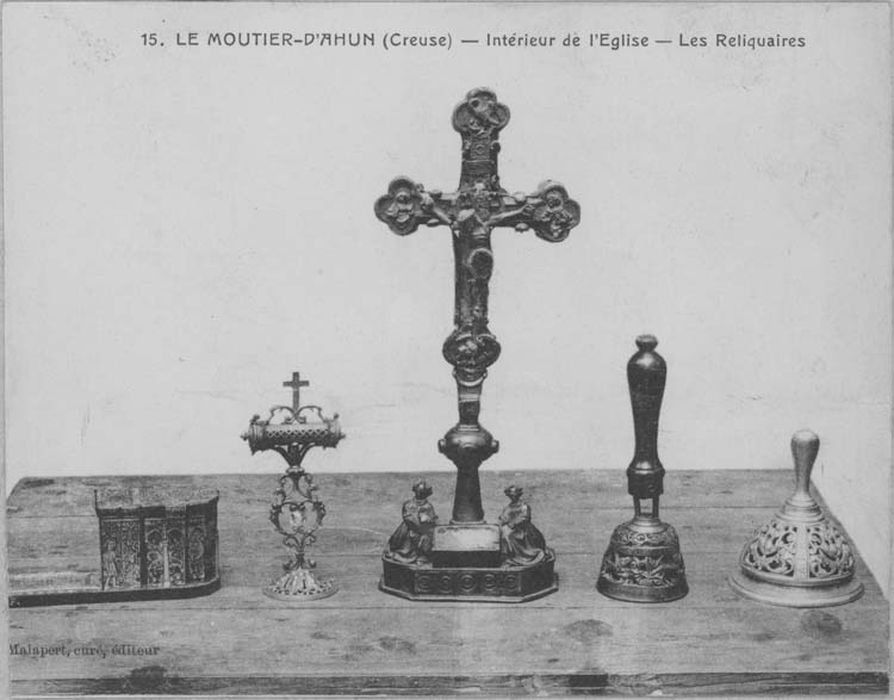 croix-reliquaire à socle reliquaire, clochette d’autel, reliquaire-monstrance (reliquaire pédiculé à monstrance cylindrique horizontale) de saint Roch (et de saint Gilbert ?), reliquaire dit du Saint-Sépulcre, croix : Christ en croix,vue générale