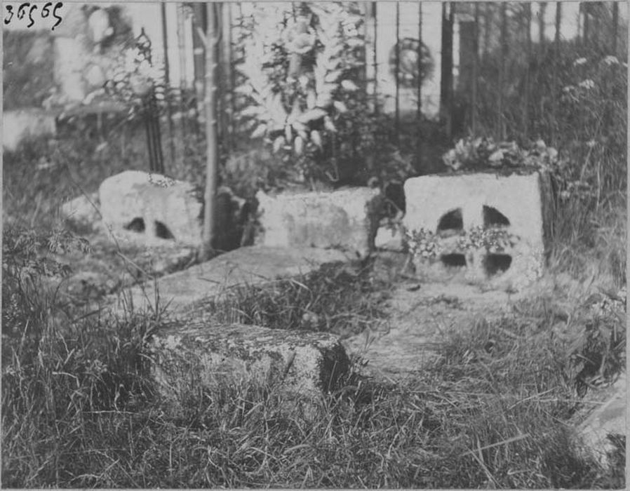 vue partielle des tombes du cimetière