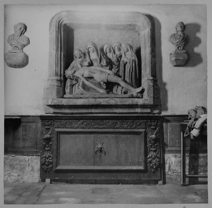 groupe sculpté : Vierge de Pitié entourée des Saintes Femmes et de saint Jean