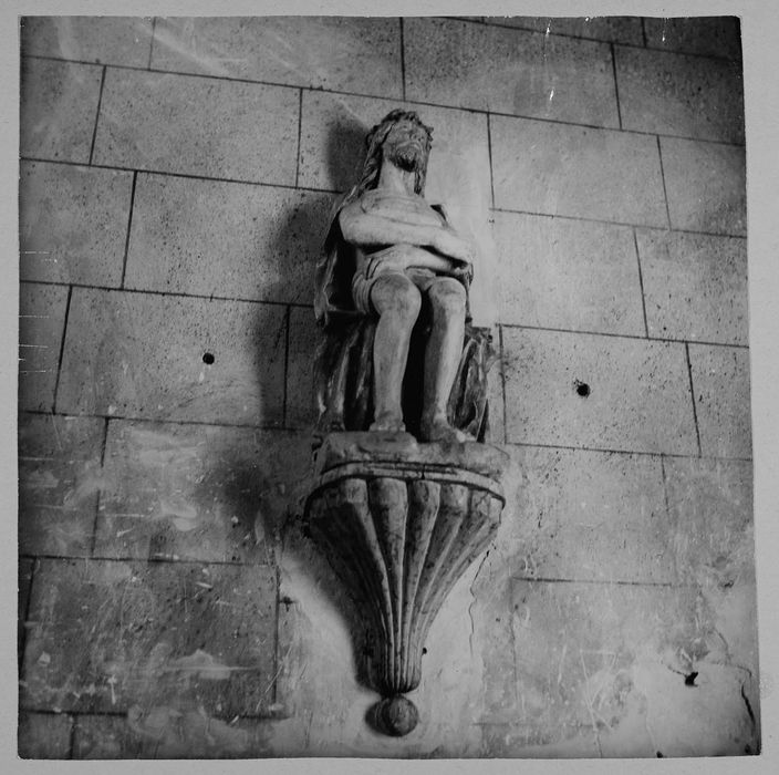 statue : Christ souffrant