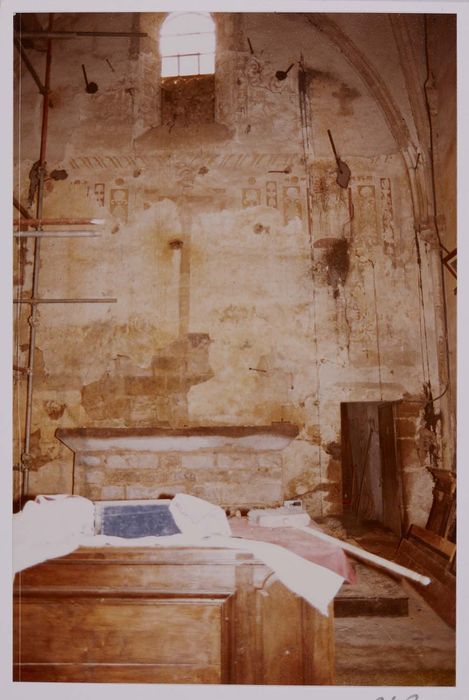 fragments de peinture monumentale à l’arrière du retable du maître-autel déposé