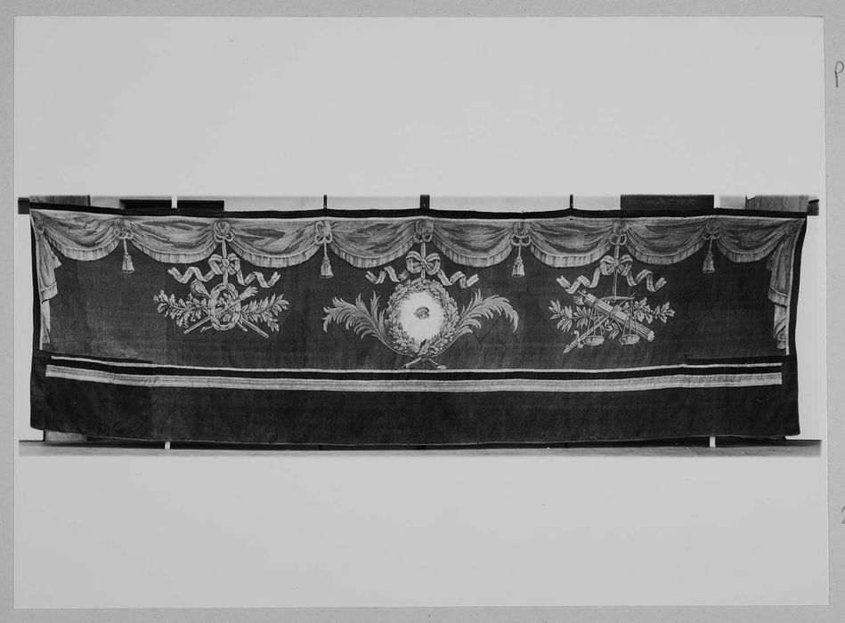 pièce murale : Attributs allégoriques de la Justice