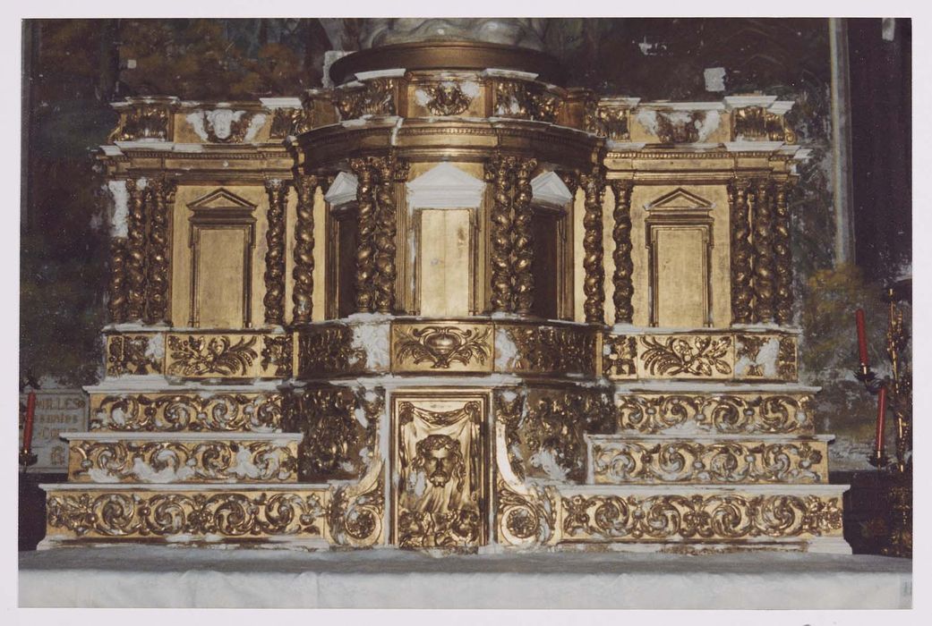 autel, 3 gradins d'autel, tabernacle, faux tabernacle (dit autel de l'épine)